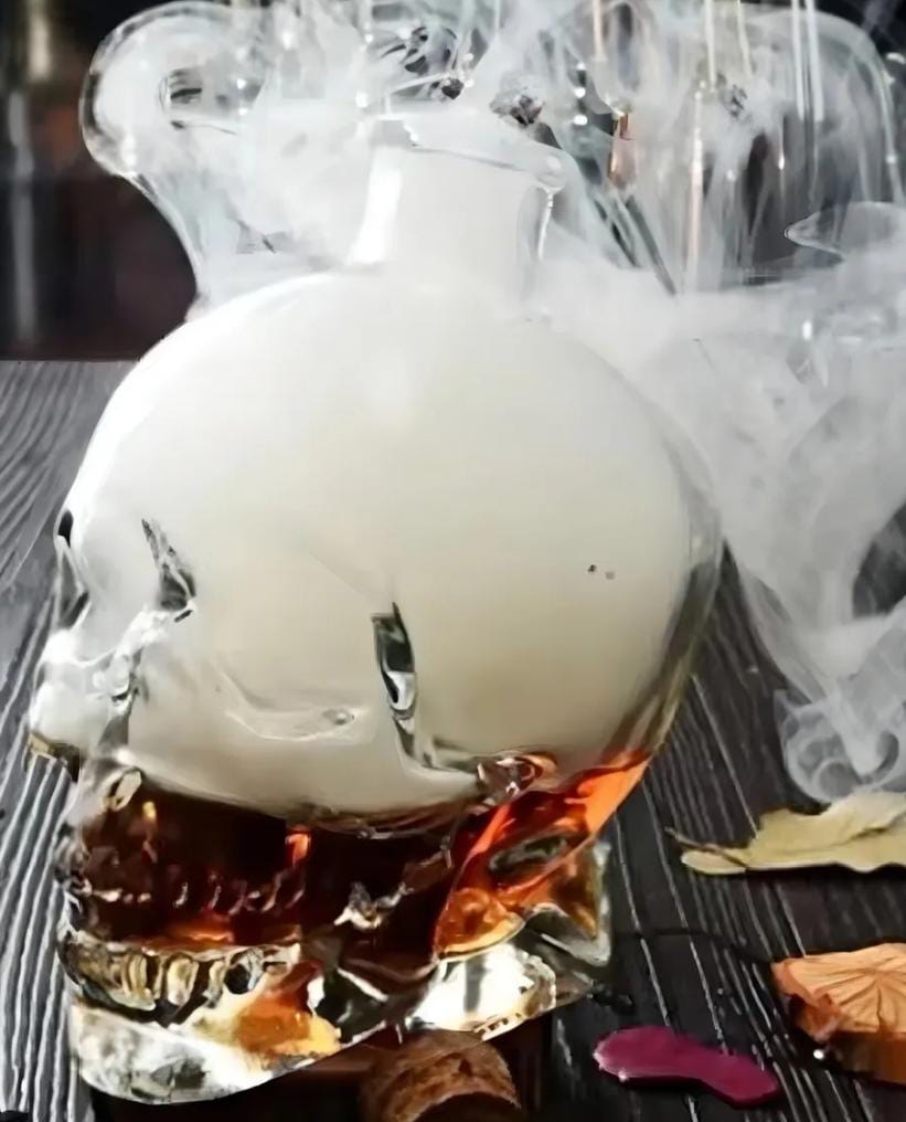 vasos y botellas con forma de calavera